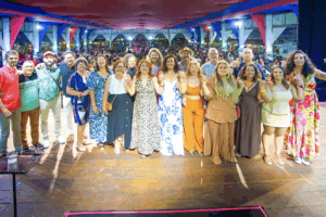 Fotos de diretores do Sintepe em cima do palco na Festa dos Trabalhadores em Educação.