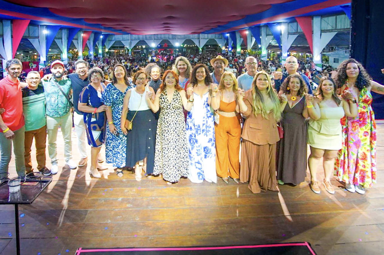 Fotos de diretores do Sintepe em cima do palco na Festa dos Trabalhadores em Educação.